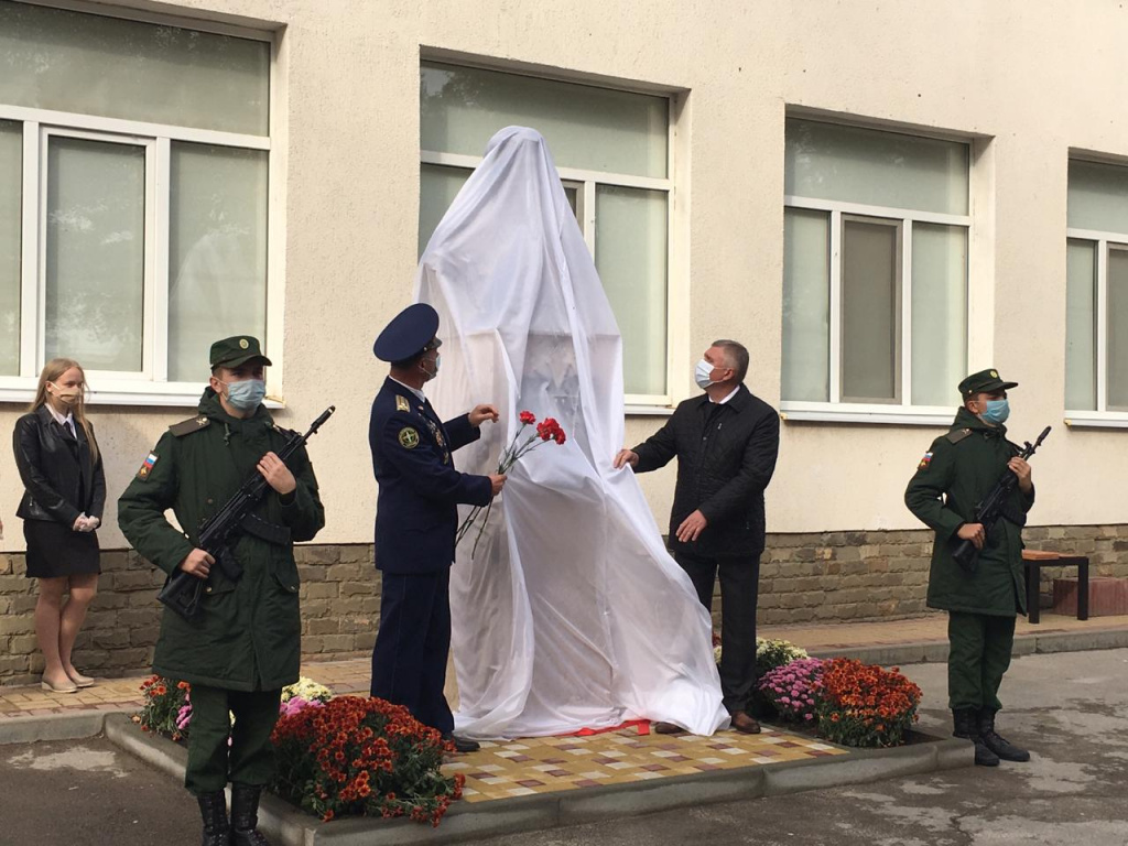 В Батайске открыли памятник легендарному летчику-асу Амет-Хану Султану